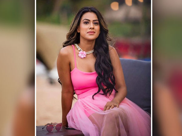 पिंक शॉर्ट ड्रेस में निया शर्मा 