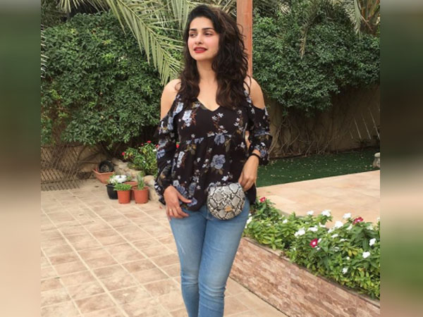 फ्लोरल टॉप और जींस फ्लोरल टॉप और जींस