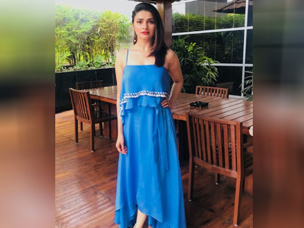 ब्लू ड्रेस में प्राची देसाई ब्लू ड्रेस में प्राची देसाई