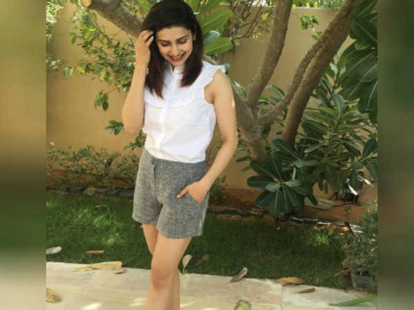 व्हाइट टॉप और ग्रे शॉर्ट्स में प्राची देसाई व्हाइट टॉप और ग्रे शॉर्ट्स में प्राची देसाई