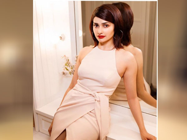 हॉल्टर नेक गाउन में प्राची देसाई हॉल्टर नेक गाउन में प्राची देसाई