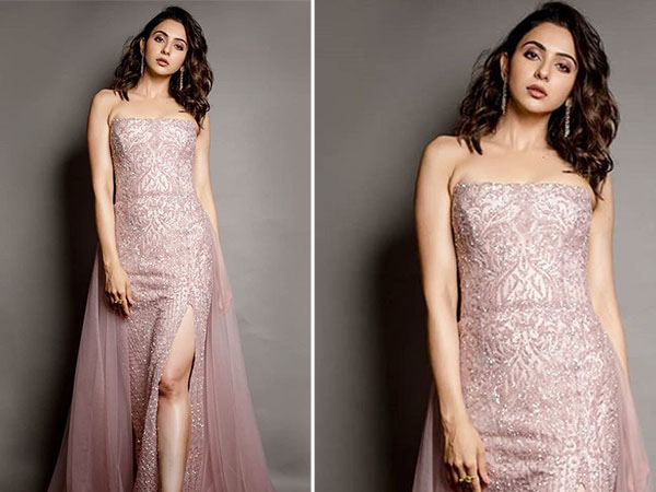 ऑफ शोल्डर पिंक गाउन में रकुल प्रीत सिंह