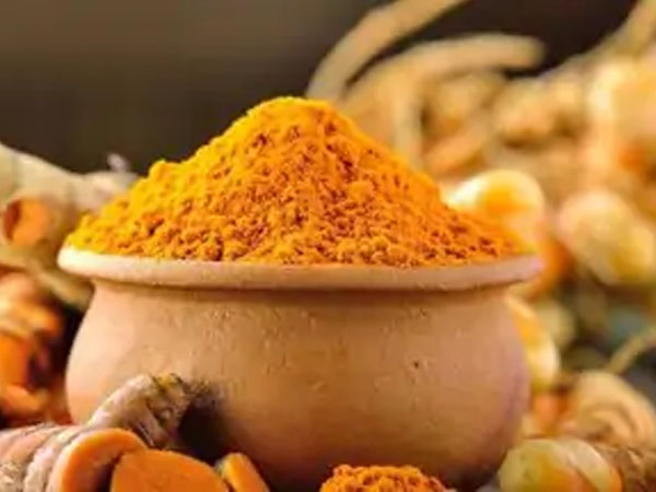 झाइयों को कम करने के लिए हल्दी है असरदार