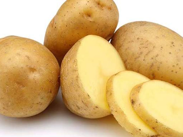 झाइयों से निजात पाने के लिए यूज करें आलू