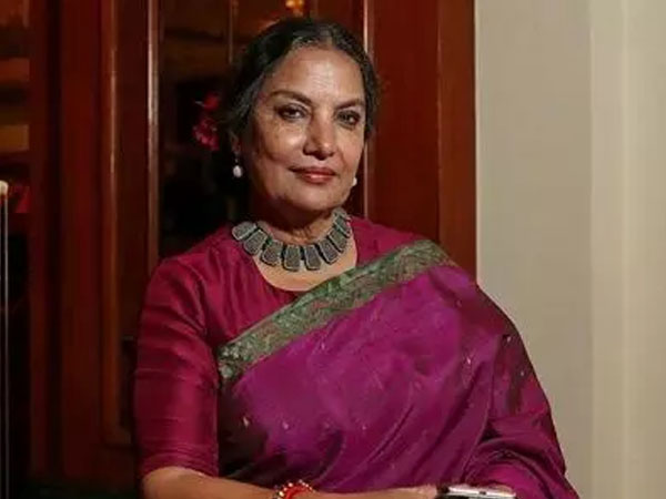 पिंक साड़ी में शबाना आजमी