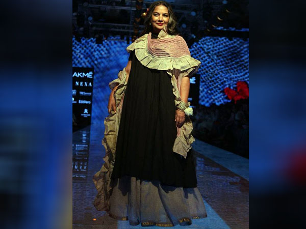 ब्लैक आउटफिट में शबाना आजमी