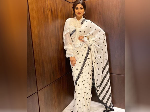 व्हाइट और ब्लैक साड़ी में शिल्पा शेट्टी व्हाइट और ब्लैक साड़ी में शिल्पा शेट्टी