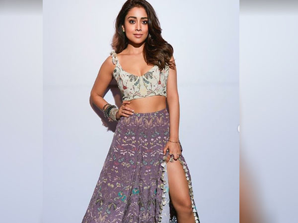 स्लिट ड्रेस में श्रिया सरन