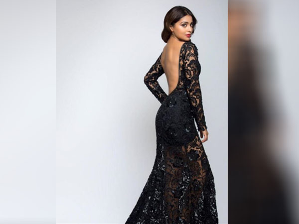 ब्लैक गाउन में श्रिया सरन