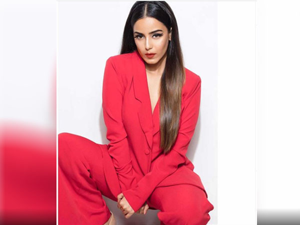 रेड पैंटसूट में सृष्टि रोडे