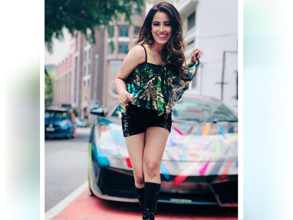 पार्टी ड्रेस में सृष्टि