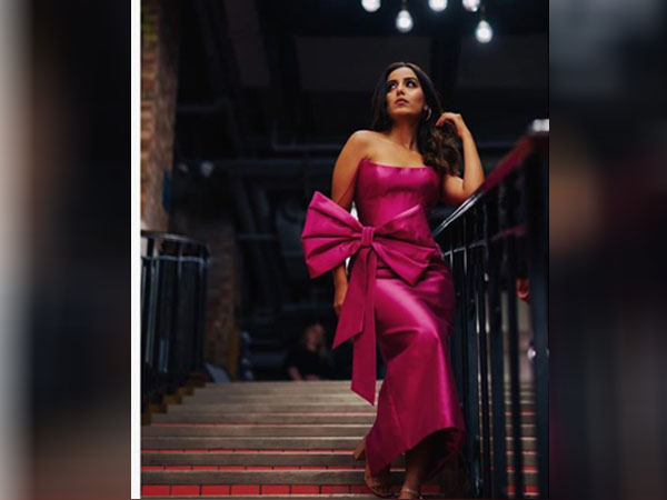 ऑफ शोल्डर पिंक गाउन में सृष्टि