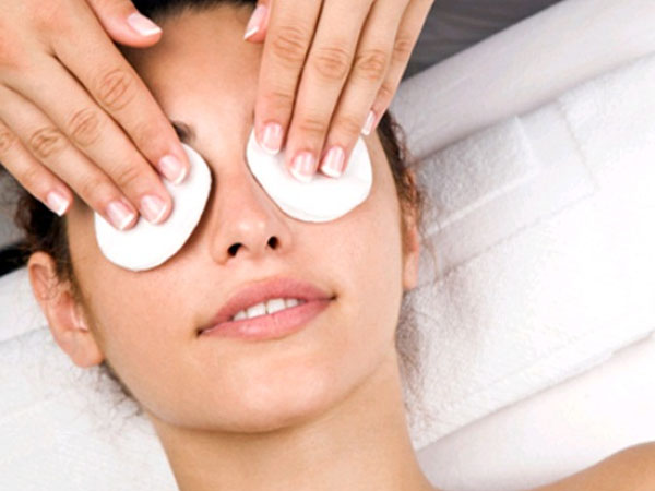 कोल्ड कंप्रेस डार्क सर्कल के लिए