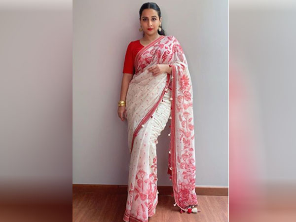 व्हाइट फ्लोरल साड़ी में विद्या बालन