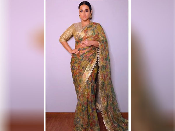 प्रिंट साड़ी में विद्या बालन