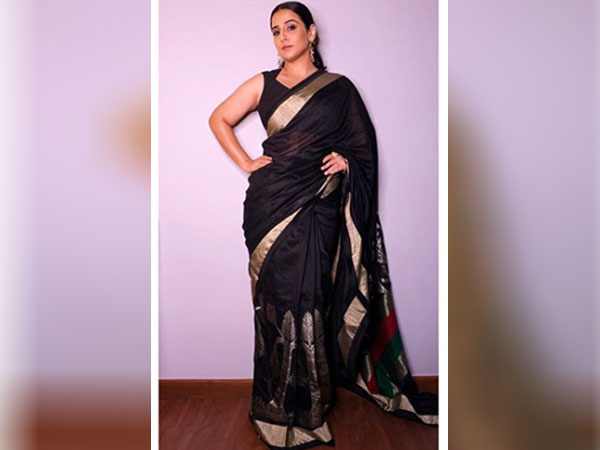 ब्लैक साड़ी में विद्या बालन