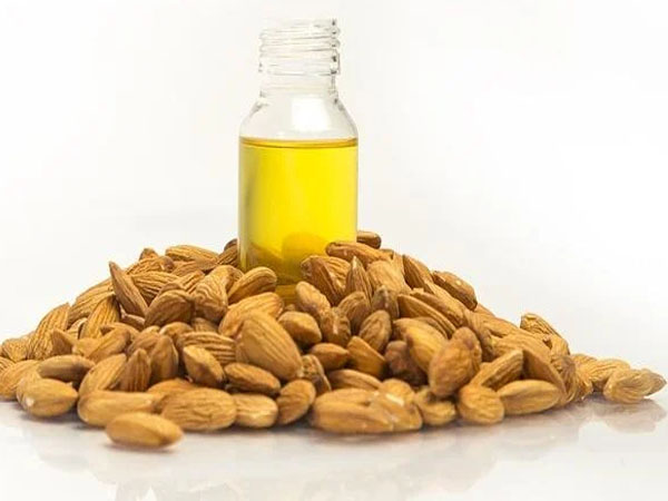 मुलायम स्किन के लिए बादाम का तेल का करें यूज मुलायम स्किन के लिए बादाम का तेल का करें यूज