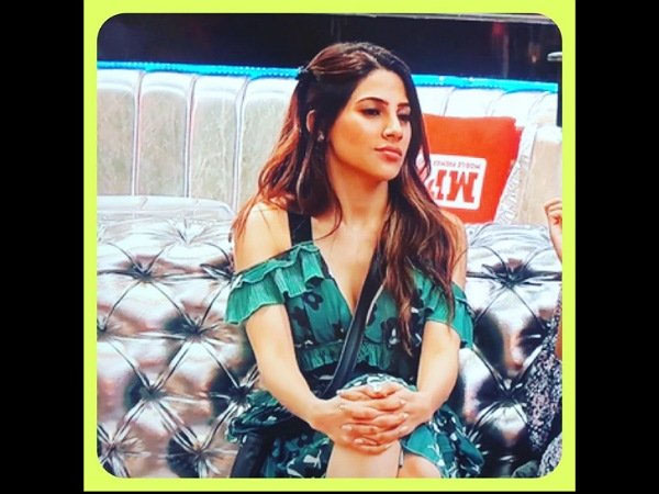 ग्रीन फ्लोरल ड्रेस में निक्की तंबोली