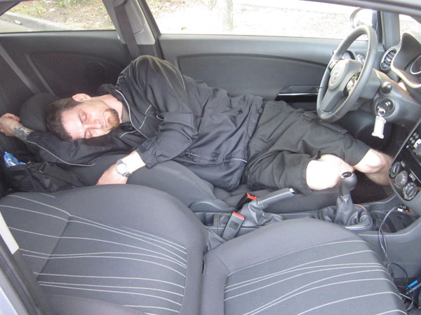 बंद कार में कार्बन मोनोऑक्साइड जहर का काम करता है