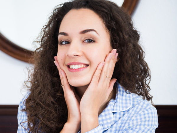 मॉइश्चराइजर लगाएं मॉइश्चराइजर लगाएं