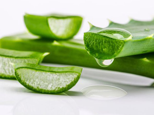 एलोवेरा, गुलाब जल और विटामिन ई के कैप्सूल