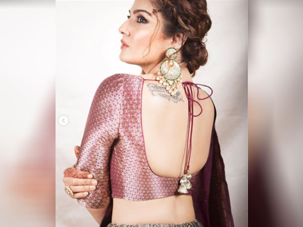 रवीना टंडन रोज गोल्डन आई मेकअप 