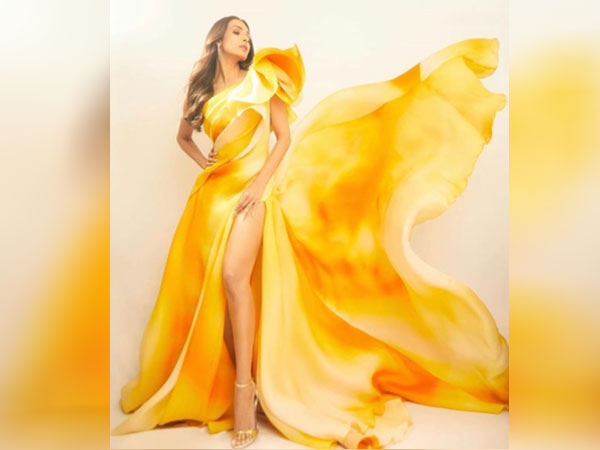 येलो स्लिट गाउन में मलाइका अरोड़ा