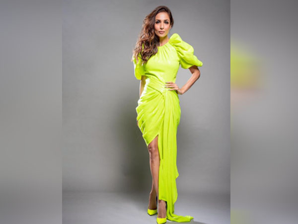 नियॉन गाउन में मलाइका अरोड़ा