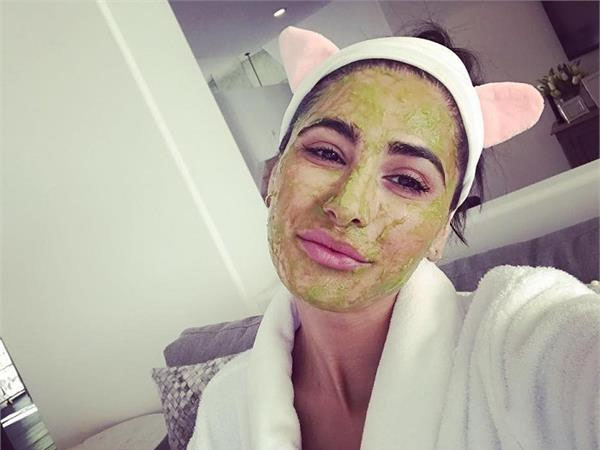 होममेड मास्क का करती हैं इस्तेमाल