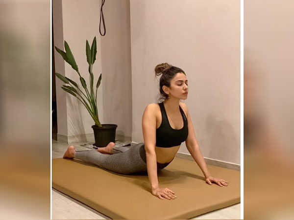 ब्लैक स्पोर्ट्स ब्रा और ग्रे योगा पैंट में रकुल प्रीत सिंह