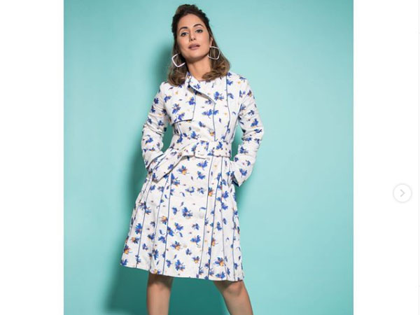 हिना खान व्हाइट और ब्लू ड्रेस