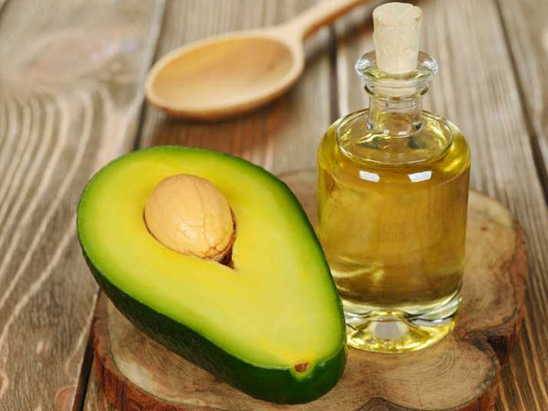 बालों पर कैसे लगाएं एवोकाडो ऑयल