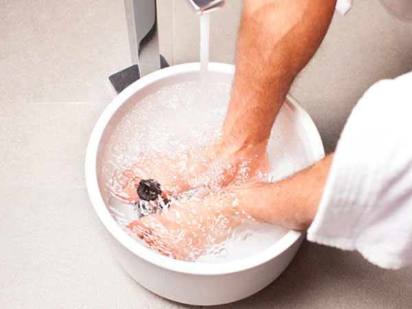 कॉफी से करें पेडीक्योर कॉफी से करें पेडीक्योर