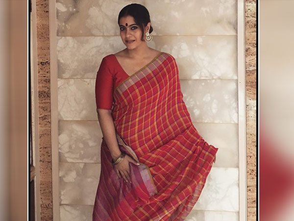 रेड साड़ी में काजोल