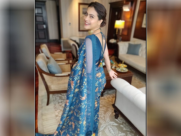 रॉयल ब्लू साड़ी में काजोल