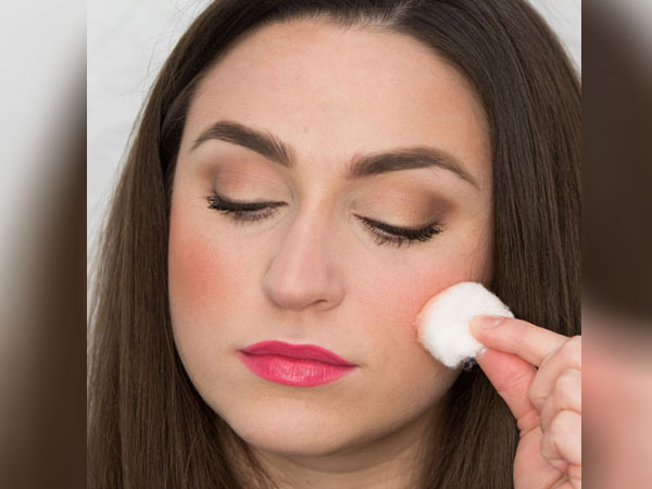 दुर्गा पूजा में ड्राई स्किन के लिए मेकअप दुर्गा पूजा में ड्राई स्किन के लिए मेकअप