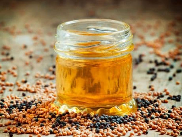 सरसों के तेल का फेस मास्क टैनिंग को दूर करने में मदद करता है सरसों के तेल का फेस मास्क टैनिंग को दूर करने में मदद करता है