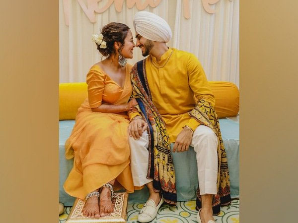 नेहा कक्कड़ हल्दी फंक्शन मेकअप