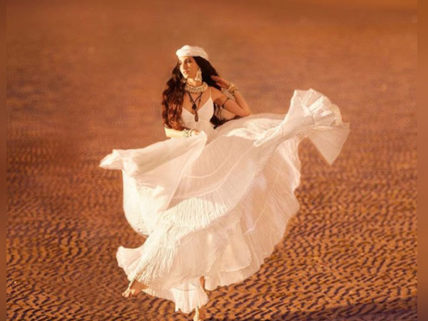 व्हाइट नेकलाइन ड्रस में नोरा फतेही व्हाइट नेकलाइन ड्रस में नोरा फतेही