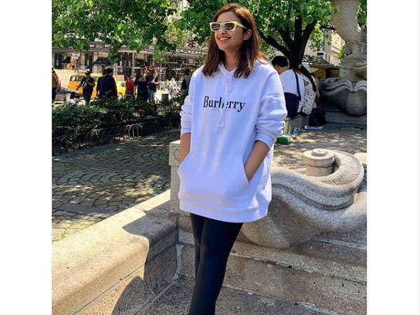 लॉन्ग हुडी विद जैगिंस में परिणीति चोपड़ा