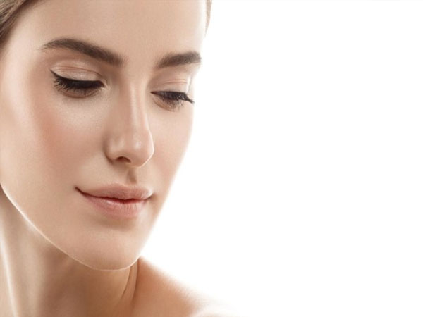 स्किन को एक्सफोलिएट करता है स्किन को एक्सफोलिएट करता है