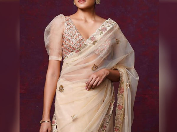 डीप नेकलाइन ब्लाउज