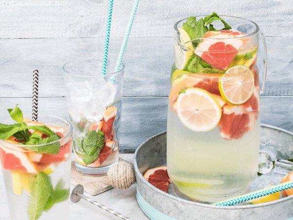 खीरा, नींबू, स्ट्रॉबेरी और पुदीना