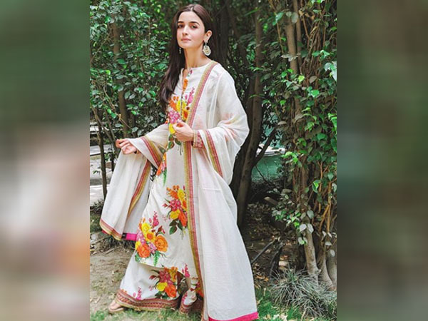 व्हाइट फ्लोरल पलाजो और सूट में आलिया भट्ट