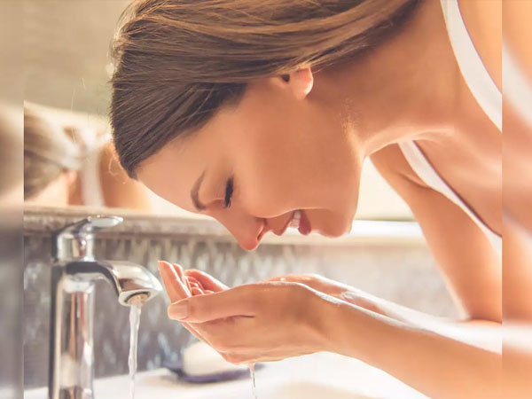 बार बार चेहरा धोना