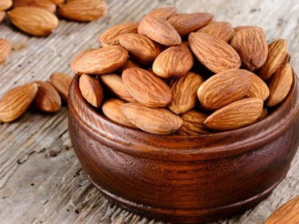 बादाम और अखरोट खाती हैं