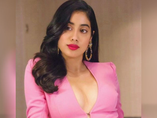 डार्क पिंक कलर की लिपस्टिक