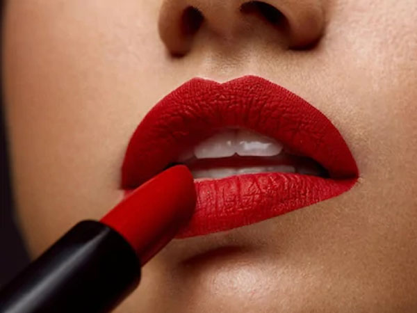 लाल रंग की लिपस्टिक
