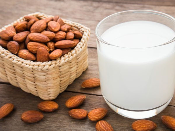 दूध और बादाम