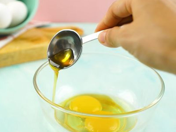 बादाम का तेल और अंडा का हेयर मास्क